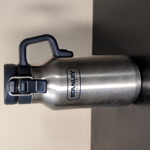 Stanley Half Growler Easy Pour Thermos 32oz - Picture 1 of 10